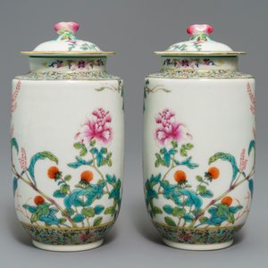 Een paar Chinese famille rose dekselvazen met floraal decor, Jiaqing merk, Republiek, 20e eeuw — foto 4