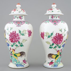 Een paar Chinese famille rose dekselvazen met hanen en kippen, 18/19e eeuw — foto 2