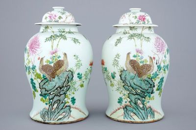 Een paar Chinese famille rose dekselvazen met kwartels, 19e eeuw