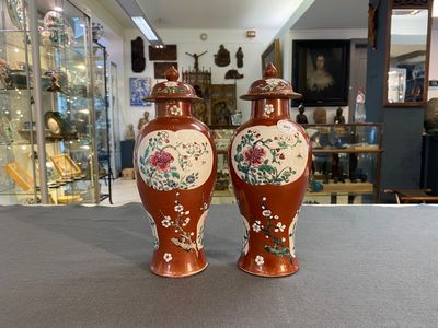 Een paar Chinese famille rose dekselvazen met robijnrode fondkleur, Yongzheng/Qianlong — foto 1