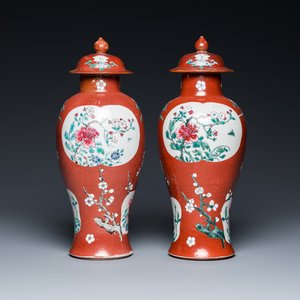 Een paar Chinese famille rose dekselvazen met robijnrode fondkleur, Yongzheng/Qianlong — foto 1