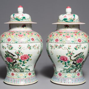 Een paar Chinese famille rose dekselvazen met vogels en bloemen, Qianlong merk, 19e eeuw — foto 3