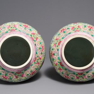 Een paar Chinese famille rose dekselvazen met vogels en bloemen, Qianlong merk, 19e eeuw — foto 5