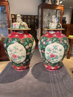 Een paar Chinese famille rose dekselvazen met zwarte fondkleur en berglandschapsdecor, Yongzheng — foto 1