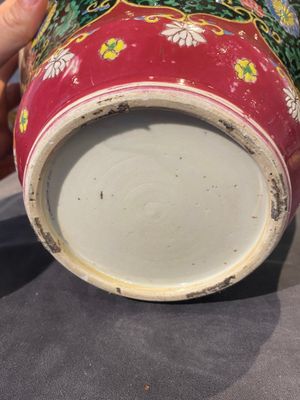 Een paar Chinese famille rose dekselvazen met zwarte fondkleur en berglandschapsdecor, Yongzheng — foto 16