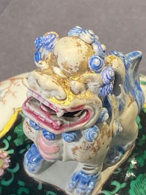 Een paar Chinese famille rose dekselvazen met zwarte fondkleur en berglandschapsdecor, Yongzheng — foto 21