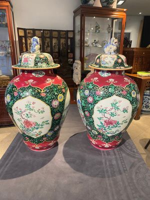 Een paar Chinese famille rose dekselvazen met zwarte fondkleur en berglandschapsdecor, Yongzheng — foto 3
