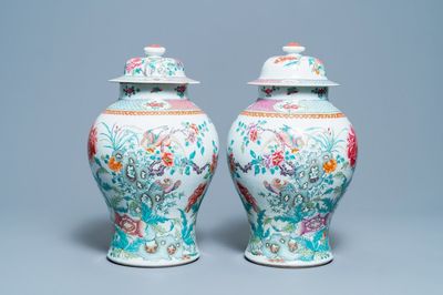 Een paar Chinese famille rose dekselvazen, Qianlong merk, 19e eeuw