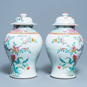 Een paar Chinese famille rose dekselvazen, Qianlong merk, 19e eeuw — foto 2