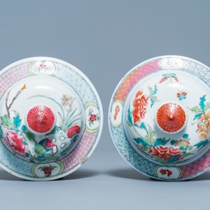 Een paar Chinese famille rose dekselvazen, Qianlong merk, 19e eeuw — foto 7