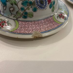 Een paar Chinese famille rose dekselvazen, Qianlong merk, 19e eeuw — foto 10