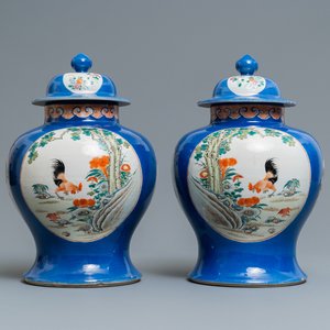 Een paar Chinese famille rose dekselvazen, Qianlong merk, 19e eeuw — foto 1