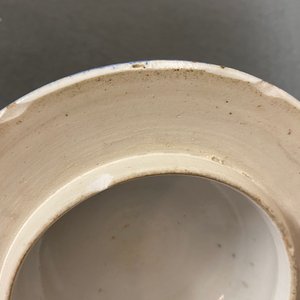 Een paar Chinese famille rose dekselvazen, Qianlong merk, 19e eeuw — foto 15