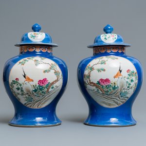 Een paar Chinese famille rose dekselvazen, Qianlong merk, 19e eeuw — foto 3