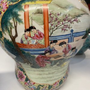 Een paar Chinese famille rose dekselvazen, Qianlong merk, Republiek — foto 11