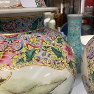 Een paar Chinese famille rose dekselvazen, Qianlong merk, Republiek — foto 12