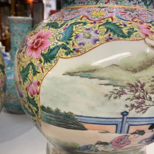 Een paar Chinese famille rose dekselvazen, Qianlong merk, Republiek — foto 15