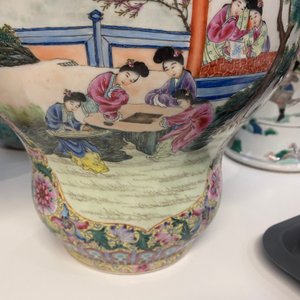 Een paar Chinese famille rose dekselvazen, Qianlong merk, Republiek — foto 16