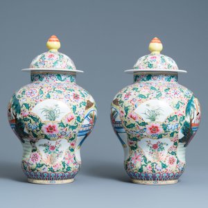 Een paar Chinese famille rose dekselvazen, Qianlong merk, Republiek — foto 2
