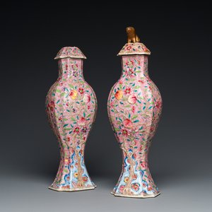 Een paar Chinese famille rose dekselvazen, Yongzheng — foto 1