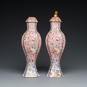 Een paar Chinese famille rose dekselvazen, Yongzheng — foto 5
