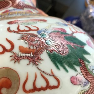 Een paar Chinese famille rose 'draken' vazen, Guangxu merk en periode — foto 11