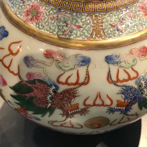 Een paar Chinese famille rose 'draken' vazen, Guangxu merk en periode — foto 15