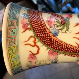 Een paar Chinese famille rose 'draken' vazen, Guangxu merk en periode — foto 20