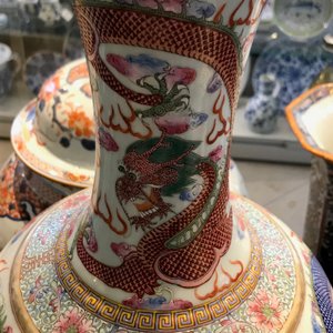 Een paar Chinese famille rose 'draken' vazen, Guangxu merk en periode — foto 21