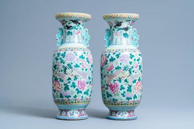 Een paar Chinese famille rose 'draken' vazen met celadon fondkleur, 19e eeuw