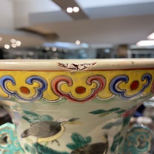 Een paar Chinese famille rose 'draken' vazen met celadon fondkleur, 19e eeuw — foto 15