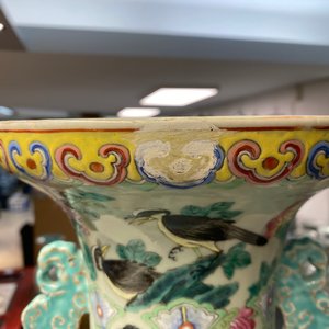 Een paar Chinese famille rose 'draken' vazen met celadon fondkleur, 19e eeuw — foto 8