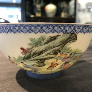 Een paar Chinese famille rose eierschaal kommen, Qianlong merk, 20e eeuw — foto 15