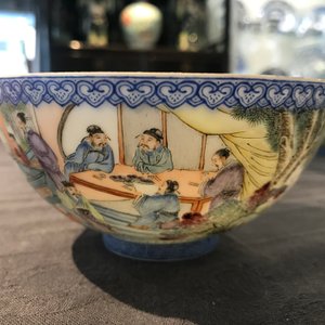 Een paar Chinese famille rose eierschaal kommen, Qianlong merk, 20e eeuw — foto 16