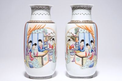 Een paar Chinese famille rose eierschaal vaasjes, Republiek, 20e eeuw