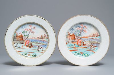 Een paar Chinese famille rose en bianco sopra bianco 'Peter de Grote' borden, Qianlong