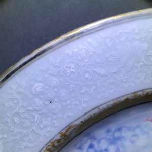 Een paar Chinese famille rose en bianco sopra bianco 'Peter de Grote' borden, Qianlong — foto 4