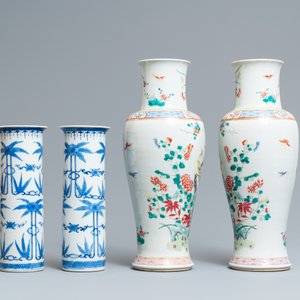 Een paar Chinese famille rose en een paar blauw-witte vazen, 19e eeuw — foto 4