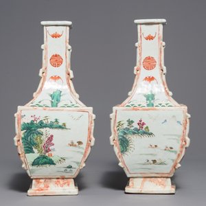 Een paar Chinese famille rose en faux marbre vazen, Qianlong — foto 1