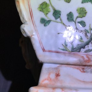 Een paar Chinese famille rose en faux marbre vazen, Qianlong — foto 47