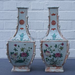 Een paar Chinese famille rose en faux marbre vazen, Qianlong — foto 7
