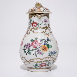 Een paar Chinese famille rose export koppen en schotels en een melkkannetje, Qianlong — foto 4