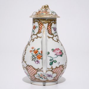 Een paar Chinese famille rose export koppen en schotels en een melkkannetje, Qianlong — foto 6