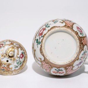 Een paar Chinese famille rose export koppen en schotels en een melkkannetje, Qianlong — foto 8