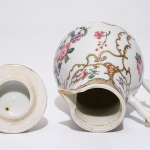 Een paar Chinese famille rose export koppen en schotels en een melkkannetje, Qianlong — foto 9