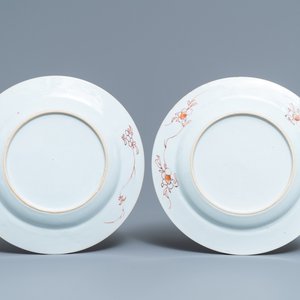 Een paar Chinese famille rose export 'Pompadour' borden, Qianlong — foto 2