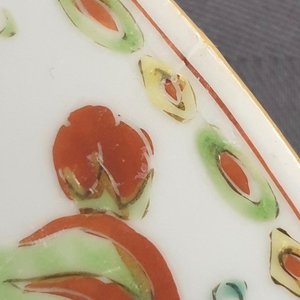 Een paar Chinese famille rose export 'Pompadour' borden, Qianlong — foto 3
