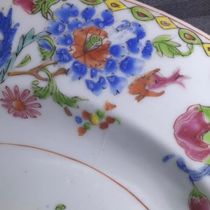 Een paar Chinese famille rose export 'Pompadour' borden, Qianlong — foto 6