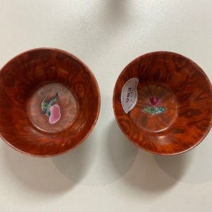 Een paar Chinese famille rose 'faux-bois' koppen en schotels, Yongzheng/Qianlong — foto 14