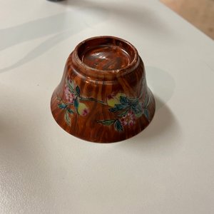 Een paar Chinese famille rose 'faux-bois' koppen en schotels, Yongzheng/Qianlong — foto 17